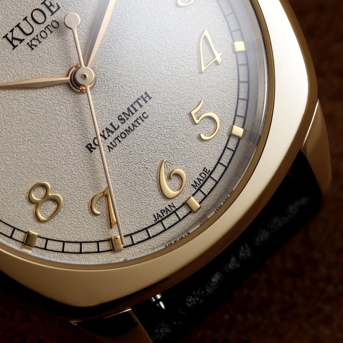 KUOE ROYAL SMITH 90-008 Automatic – Gold Case & Gold Indices black leather strap dial details