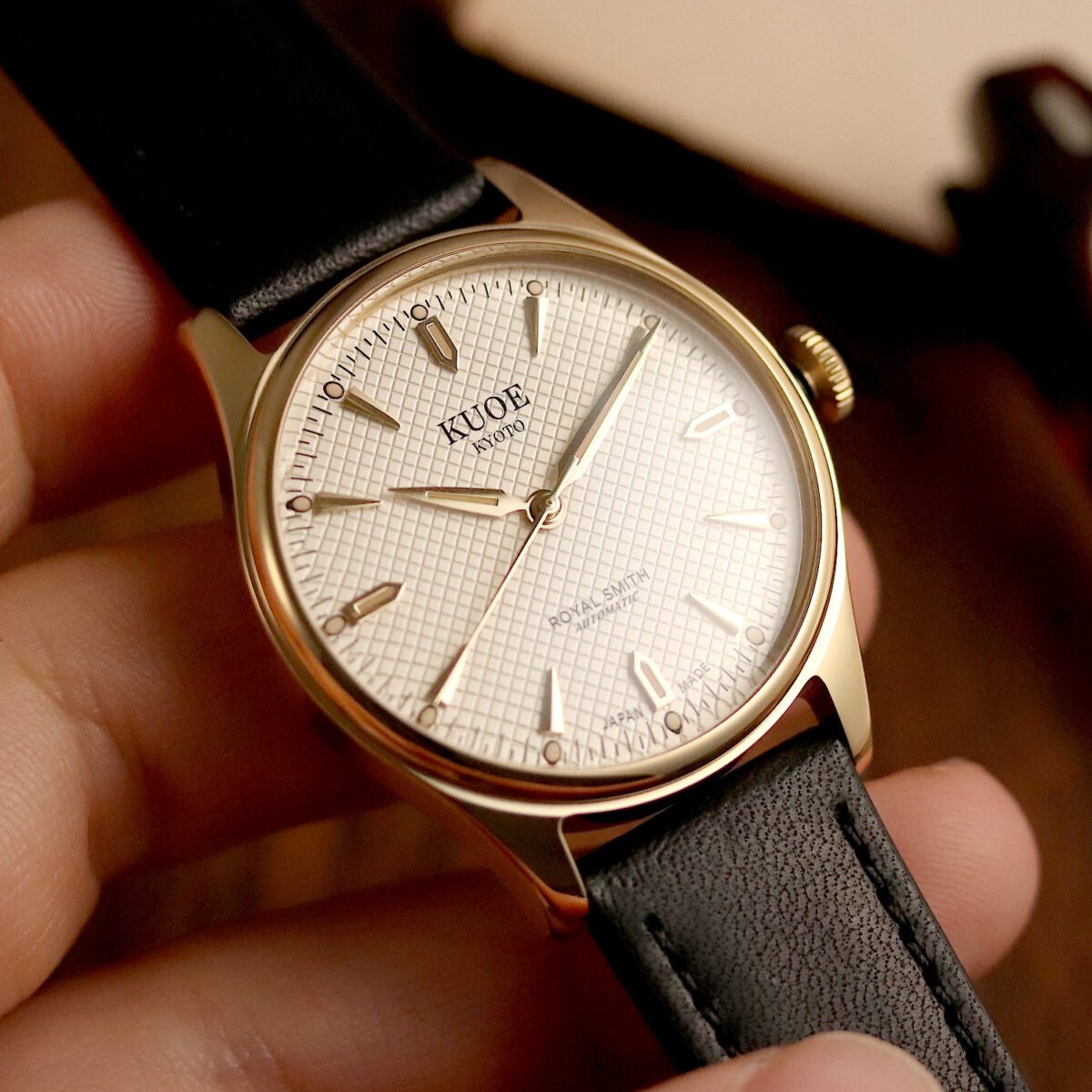 ROYAL SMITH 90-006 Gold Case Ivory Waffle Dial automatic watch black strap on hand